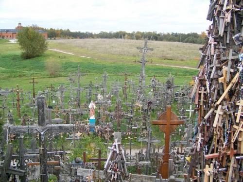 Kreuze in Litauen (100_0152.JPG) wird geladen. Eindrucksvolle Fotos aus Lettland erwarten Sie.